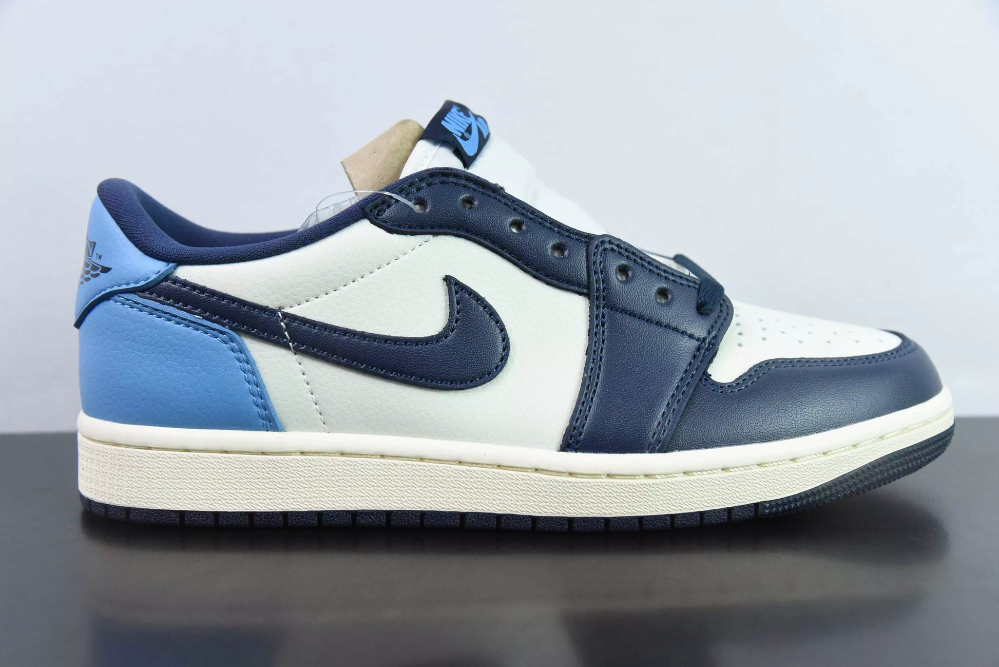 Jordan 1 Low OG Obsidian UNC
