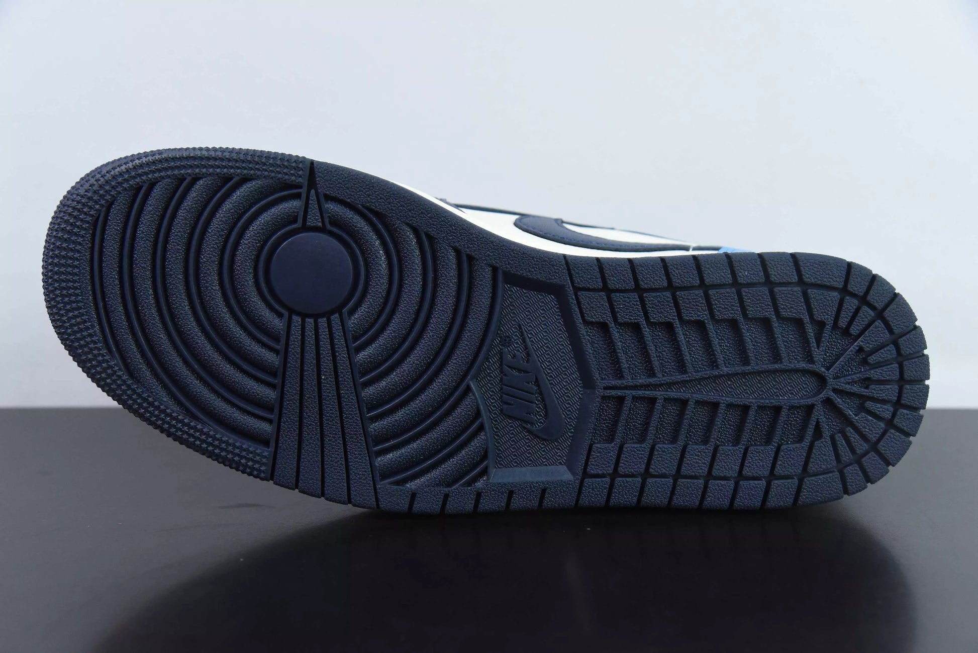 Jordan 1 Low OG Obsidian UNC