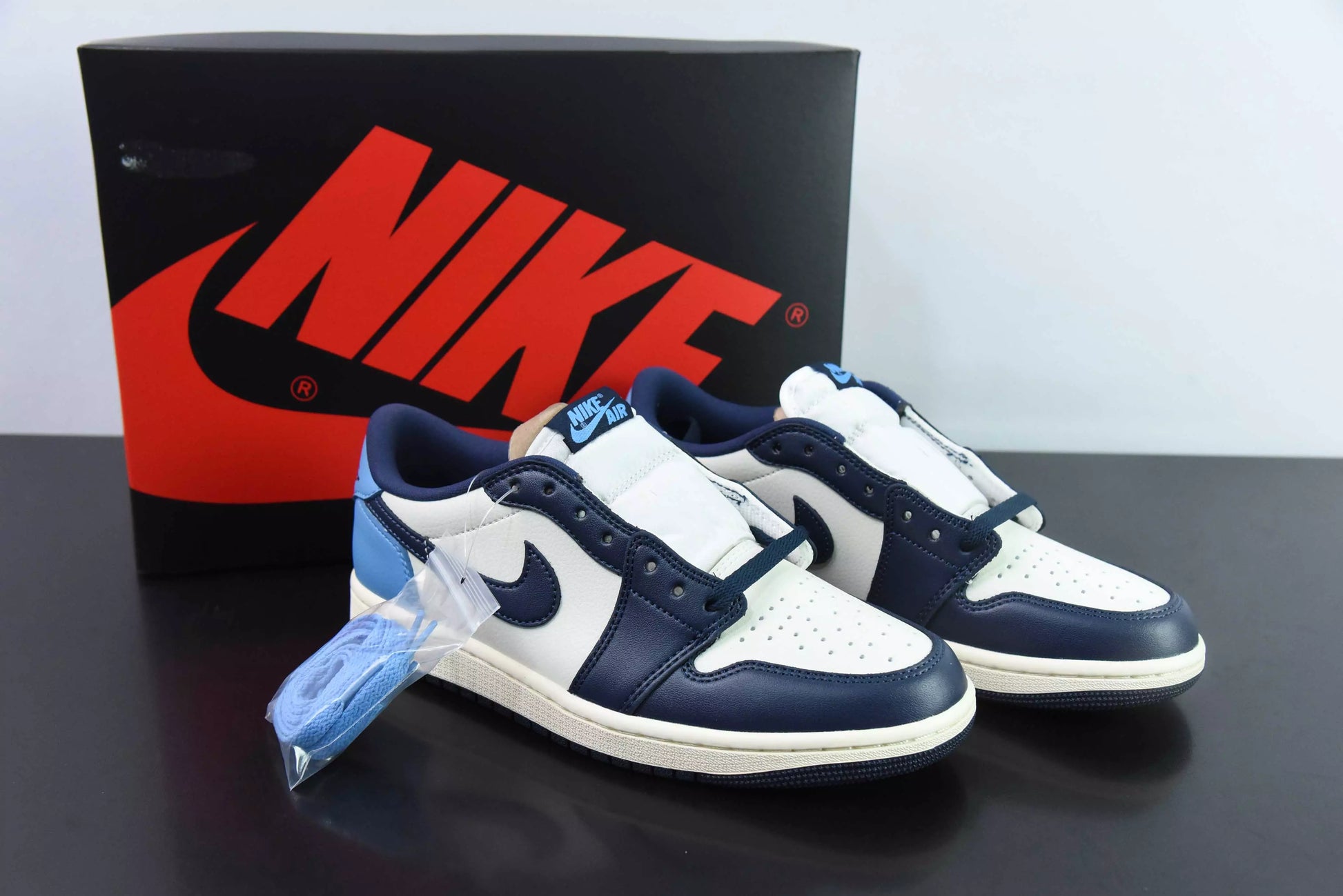 Jordan 1 Low OG Obsidian UNC