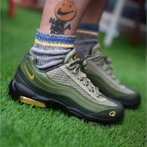 Tênis Verde Nike Air Max 95 Corteiz Gutta Green Tênis Verde Nike Air Max 95 Corteiz Gutta Green Visto no Pe com Meia Cinza