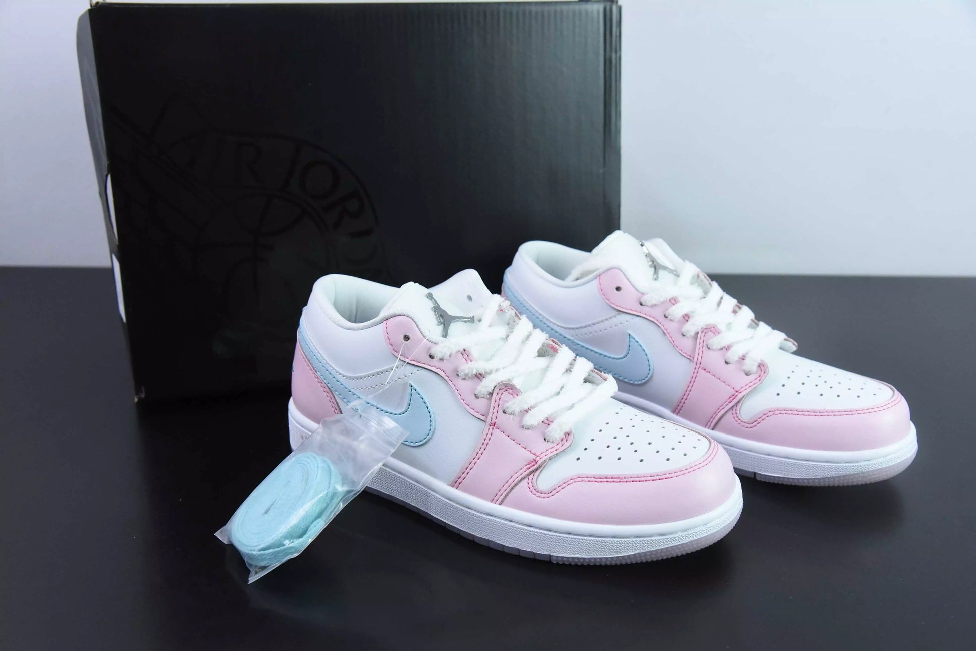 Jordan 1 Low SE Paw Print