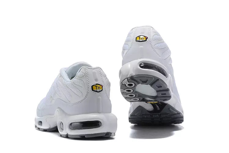 Tênis Branco Nike Air Max Tn Plus Triple White Par Visto pela Parte Traseira