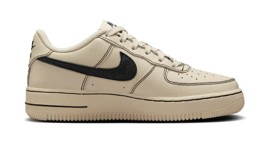 Tênis Bege com Preto Nike Air Force 1 Low LV8 GS Light Khaki Black Capa do Produto