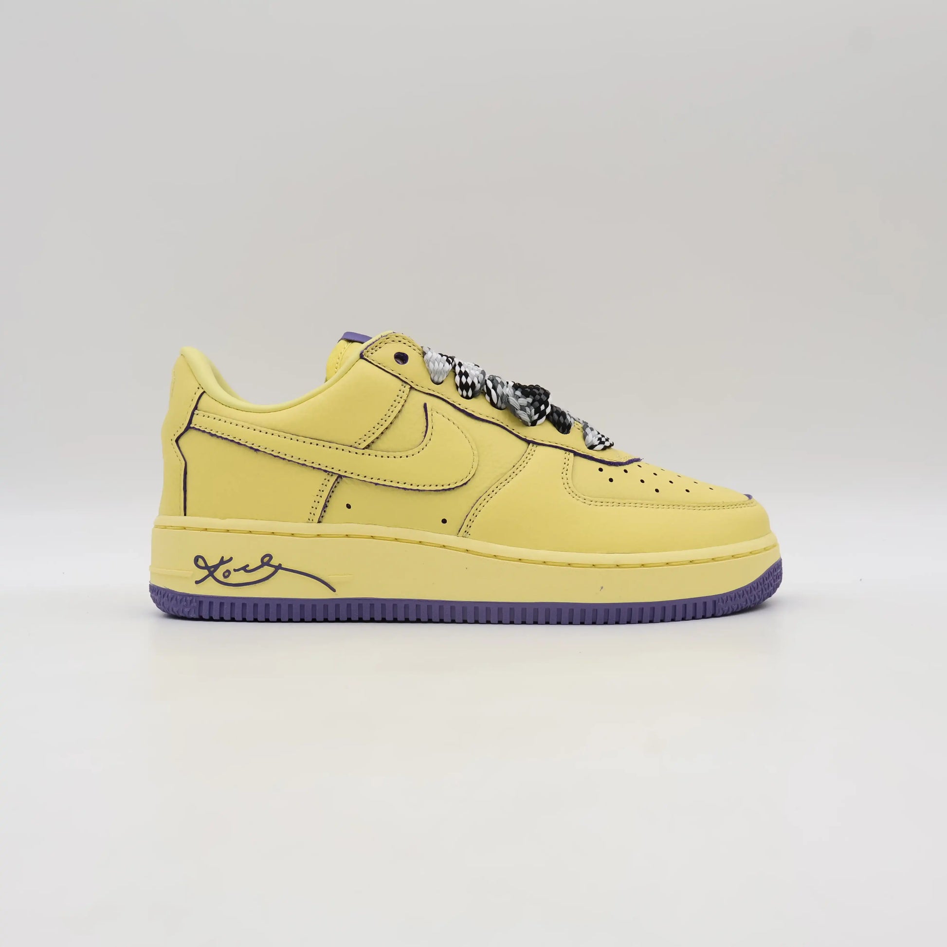 Tenis-Amarelo-Nike-Air Force-1-Low-Kobe-Bryant-Protro-Mamba-Mentality Parte Lateral Direita