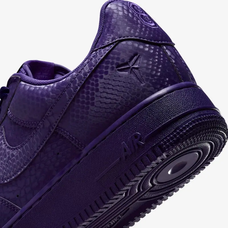 Tênis Roxo Nike Air Force 1 Low Kobe Bryant Court Purple Parte Traseira em Detalhes