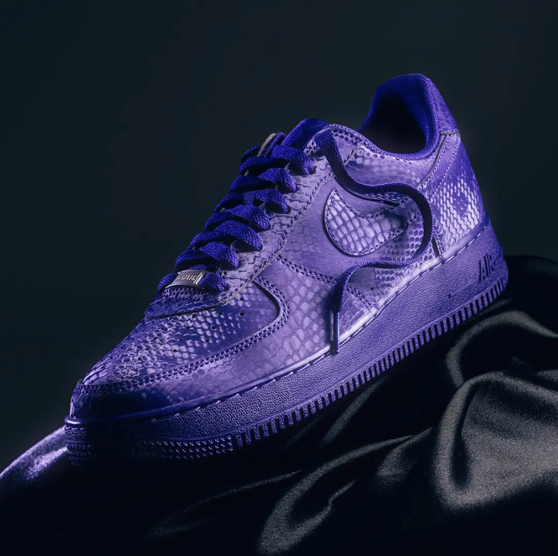 Tênis Roxo Nike Air Force 1 Low Kobe Bryant Court Purple Foto Profissional Real Em Cima do Pano Preto