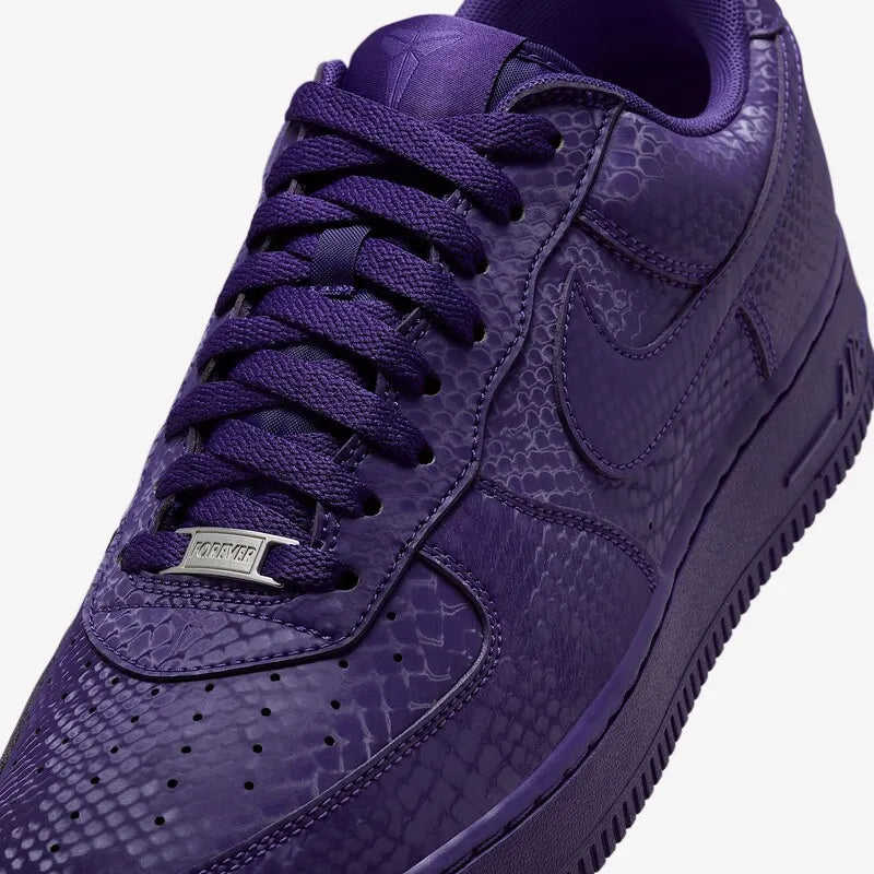 Tênis Roxo Nike Air Force 1 Low Kobe Bryant Court Purple Parte Frontal em Detalhes