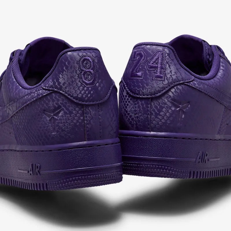 Tênis Roxo Nike Air Force 1 Low Kobe Bryant Court Purple Parte Traseira em Detalhes Destacando os Iconicos Numero 8 e 24