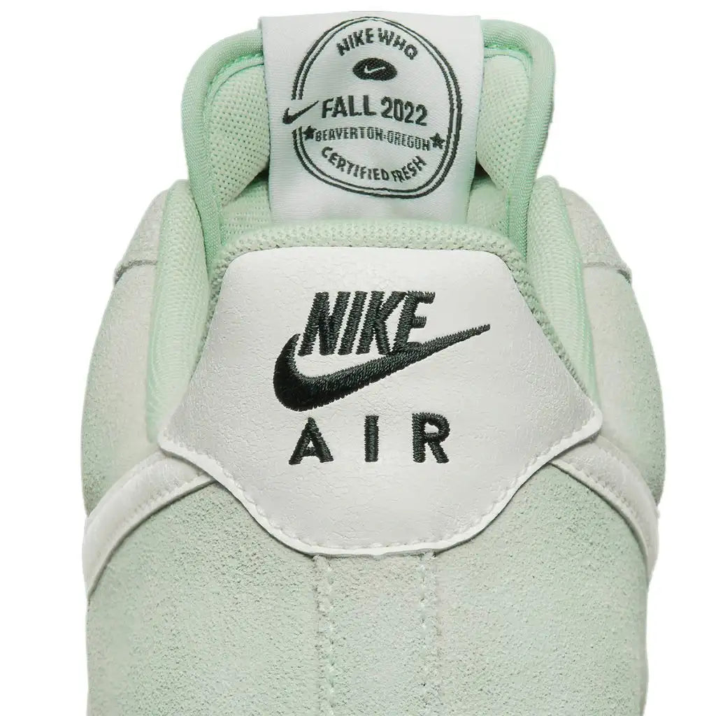 Tênis Verde Nike Air Force 1 07 LV8 Certified Fresh Enamel Green Parte Traseira Mostrando Logo Nike Air