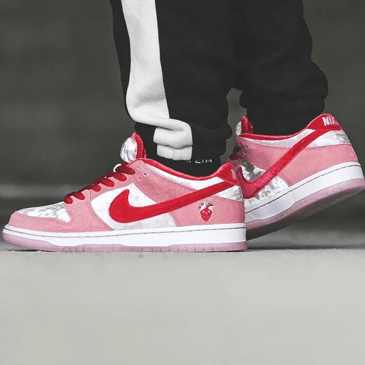 Par de Tênis Nike SB Dunk Strangelove de Veludo Rosa No Pe