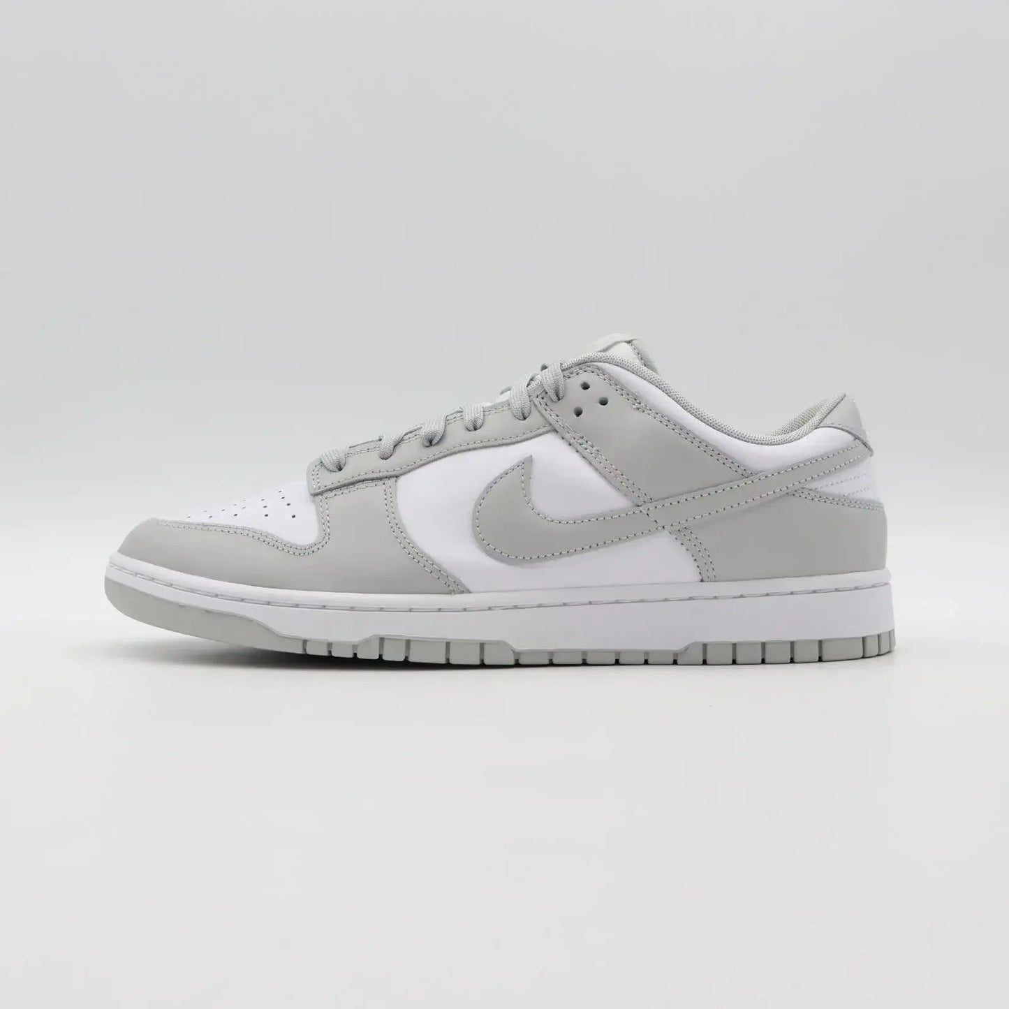 Tênis Cinza Nike Dunk Grey Fog Visto de Lado