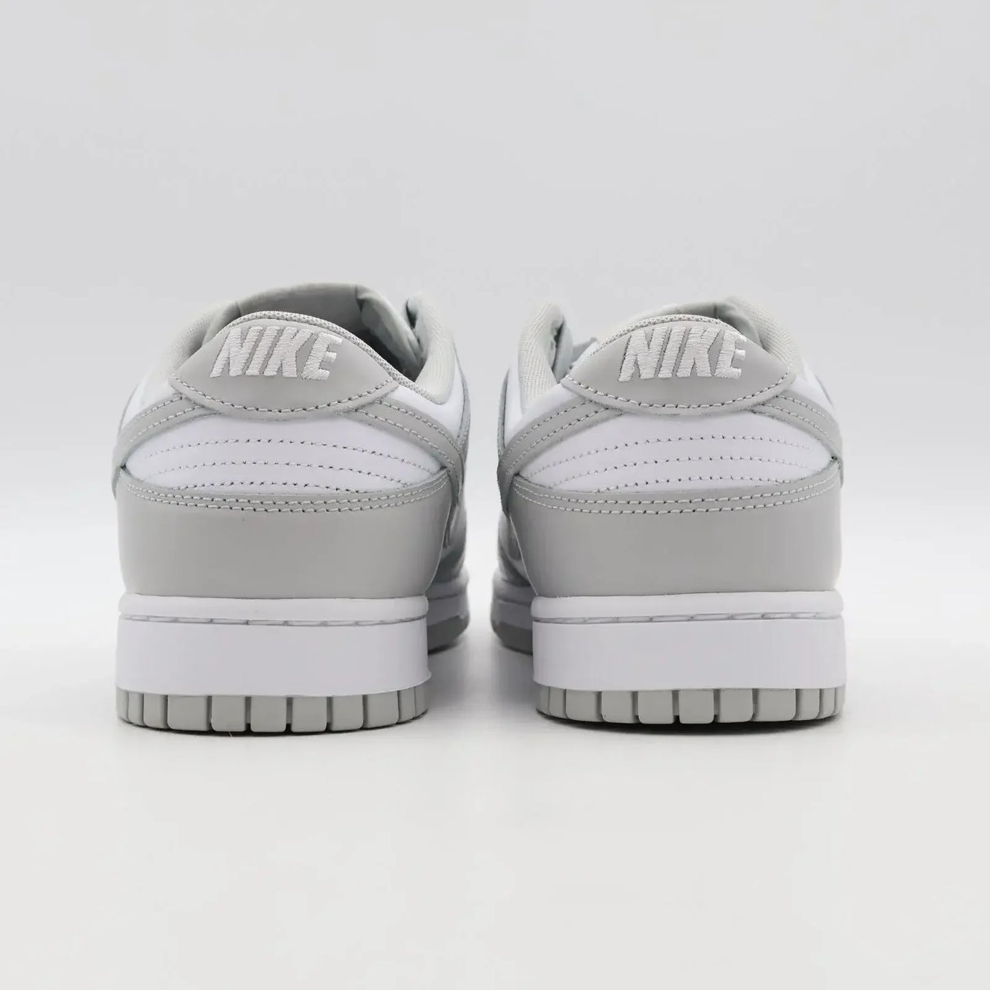 Tênis Cinza Nike Dunk Grey Fog Detalhes Traseiros