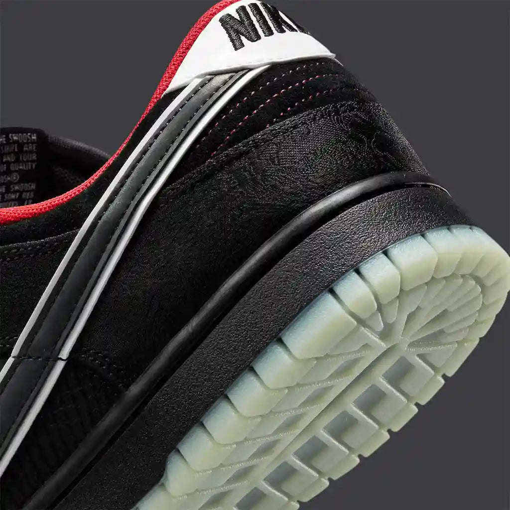 Tênis Preto Nike Dunk LPL League of Legends Vista em Detalhes do Couro Traseiro