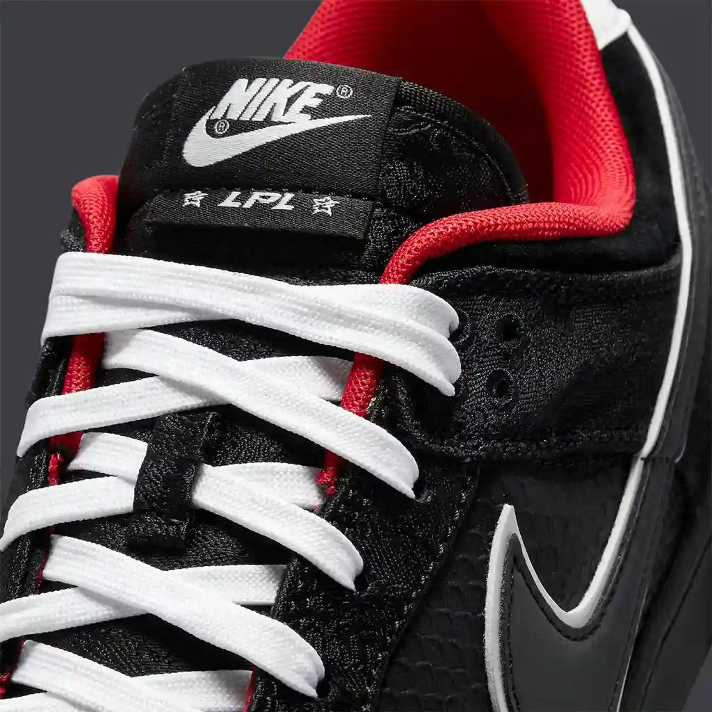 Tênis Preto Nike Dunk LPL League of Legends Visto em Detalhes Do Cadarco