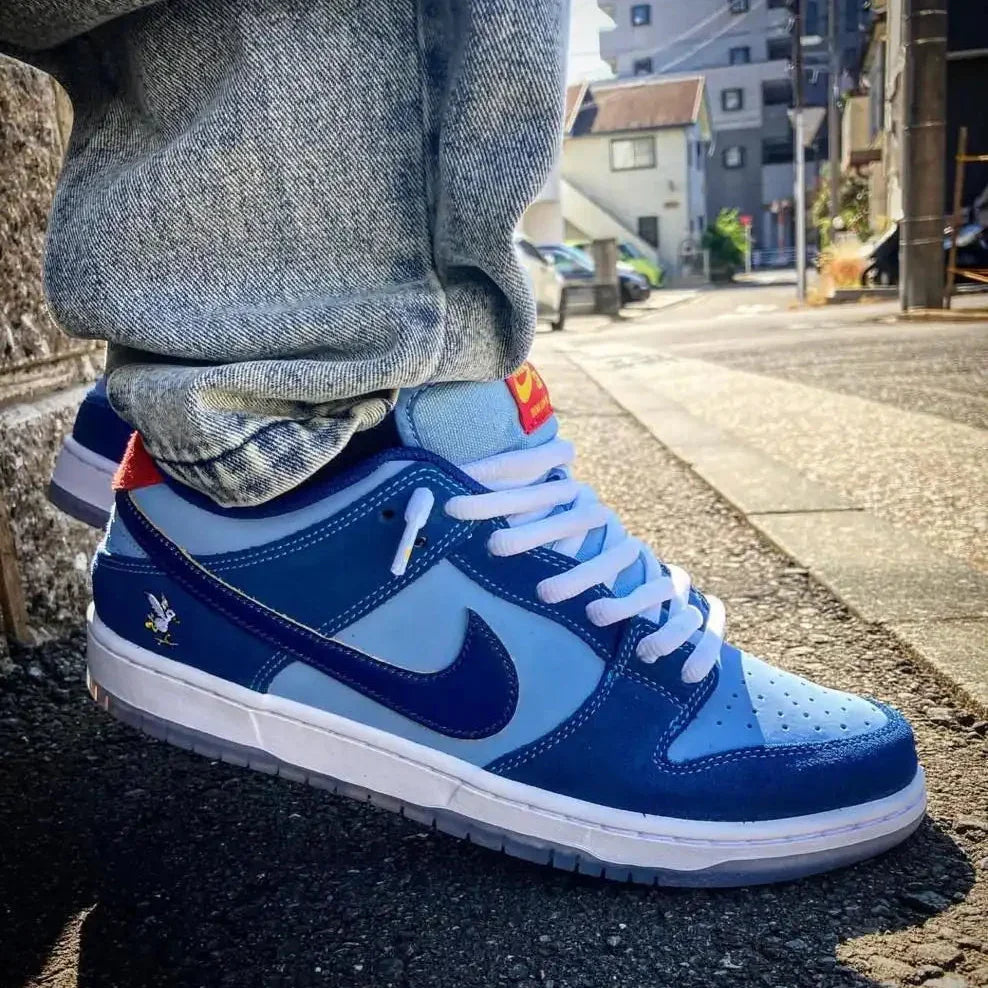 Tênis Azul Nike Dunk Low Why So Sad Visto no Pe Sendo Utilizado com Calca Jeans