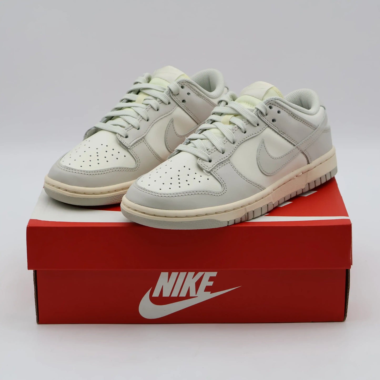 Tênis Bege Nike Dunk Low Light Bone Em Cima Da Caixa da Nike