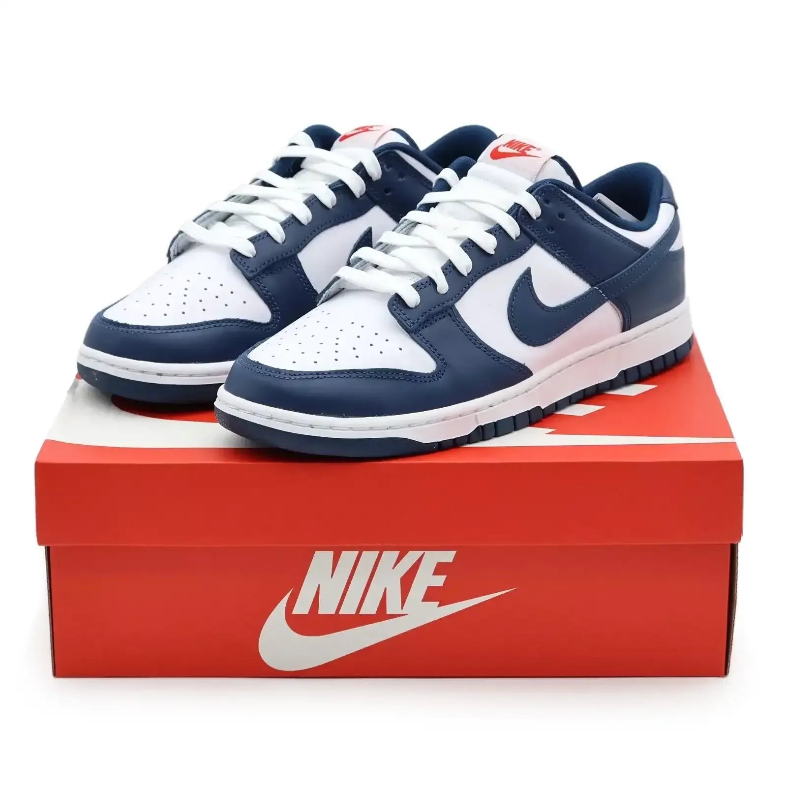Par de tênis Nike Dunk Valerian Blue Em Cima da Caixa