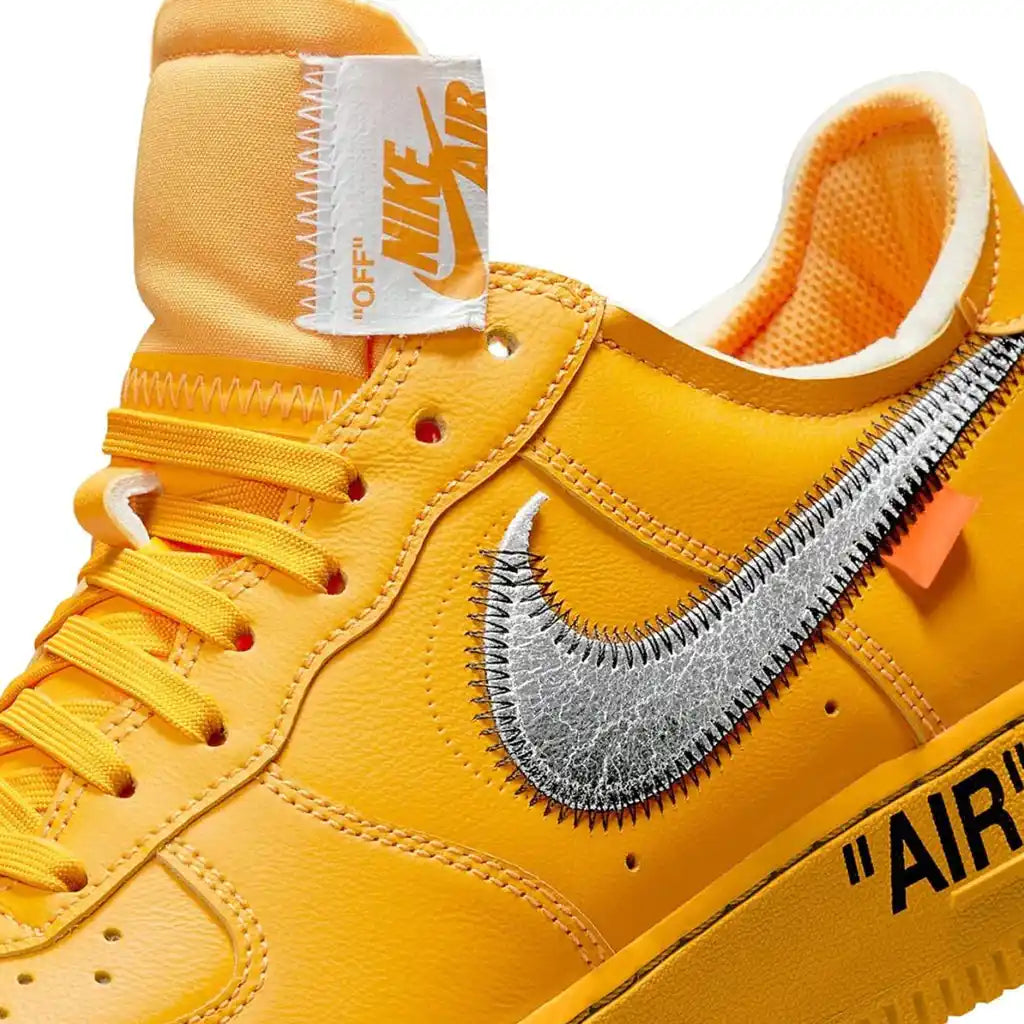 Nike Air force 1 Low Off White University Gold Metallic Silver Detalhes da Lingua Escrita Nike Air