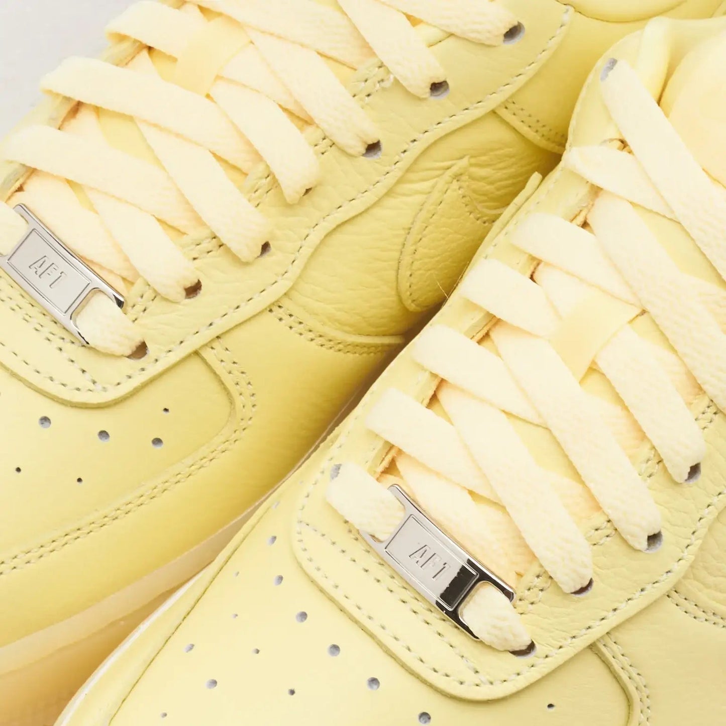 Tênis Amarelo Nike Air Force 1 Low x Drake Nocta Citron Tint Parte Frontal em Detalhes