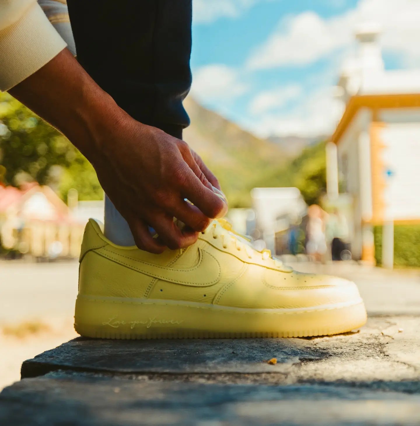 Tênis Amarelo Nike Air Force 1 Low x Drake Nocta Citron Tint Visto no Pe com Calca Preta