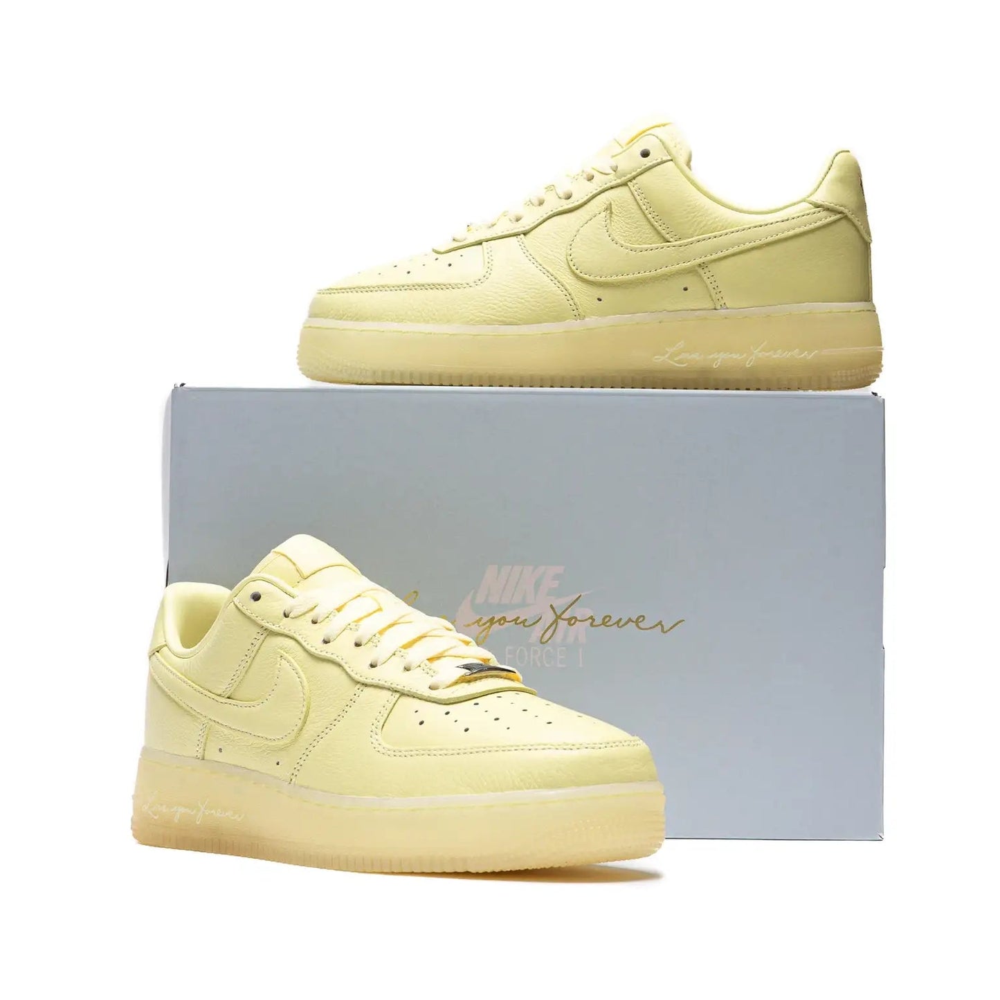 Tênis Amarelo Nike Air Force 1 Low x Drake Nocta Citron Tint Par Visto em Cima da Caixa Azul Nike
