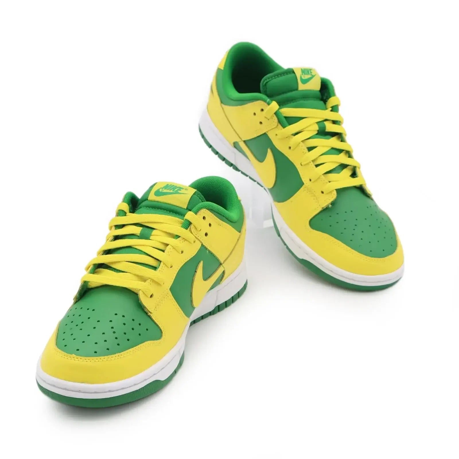 Tênis Amarelo Nike Dunk Low Reverse Brazil Visto de Frente