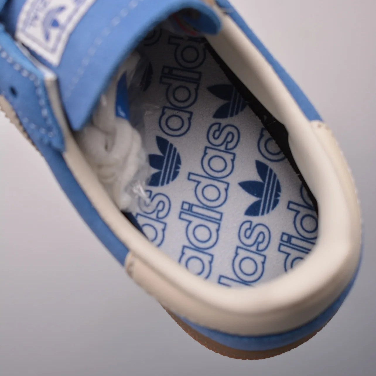 Tênis Azul Adidas Spezial Light Blue Parte da Palmilha Adidas Vista por Cima