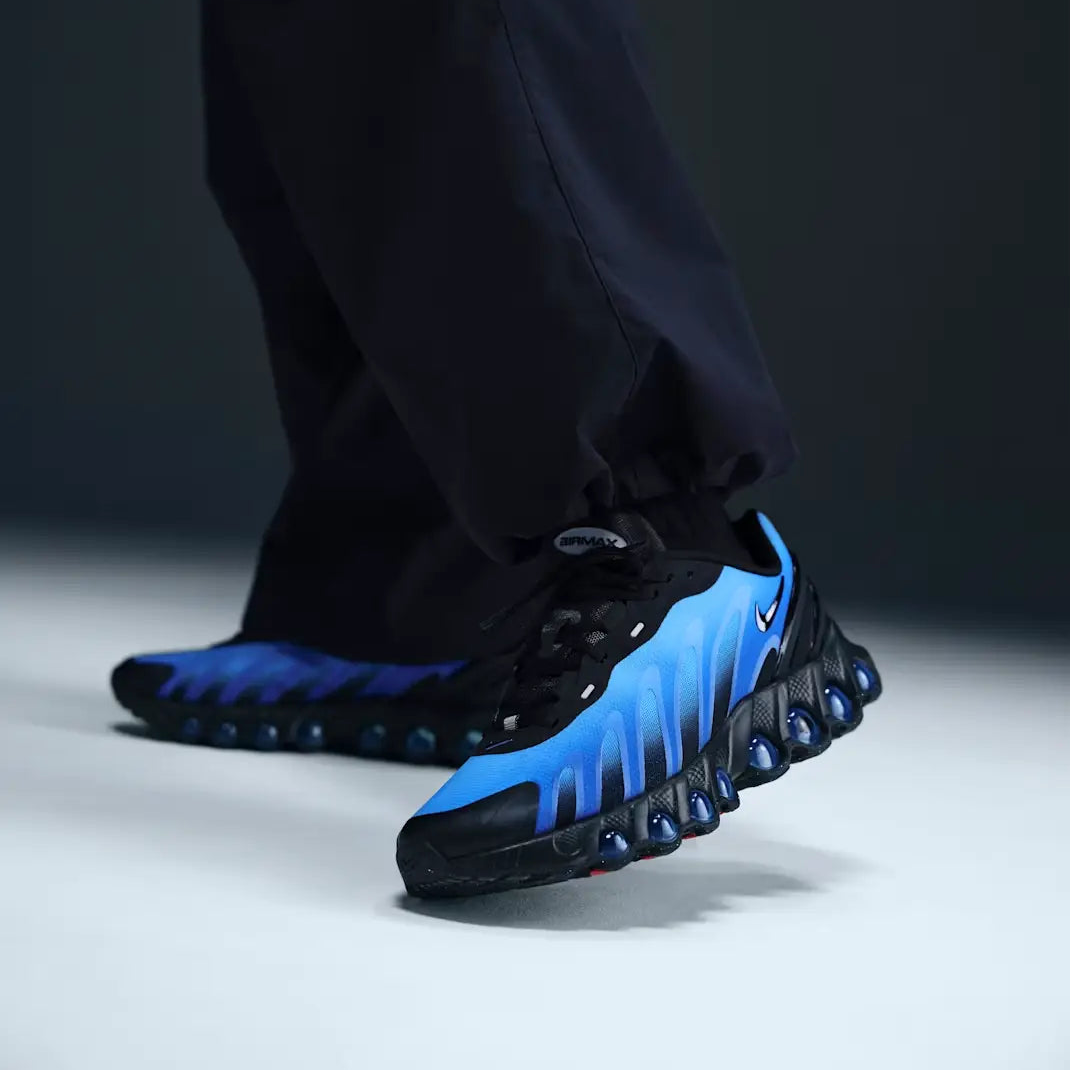 Tênis Azul com Preto Nike Air Max Dn8 Hyper Royal Visto no Pe com Calca Preta