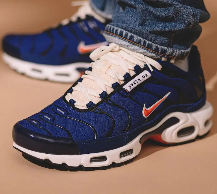 Tênis Azul Masculino Air Max TN Plus Running Club Visto no Pe com Calca Jeans