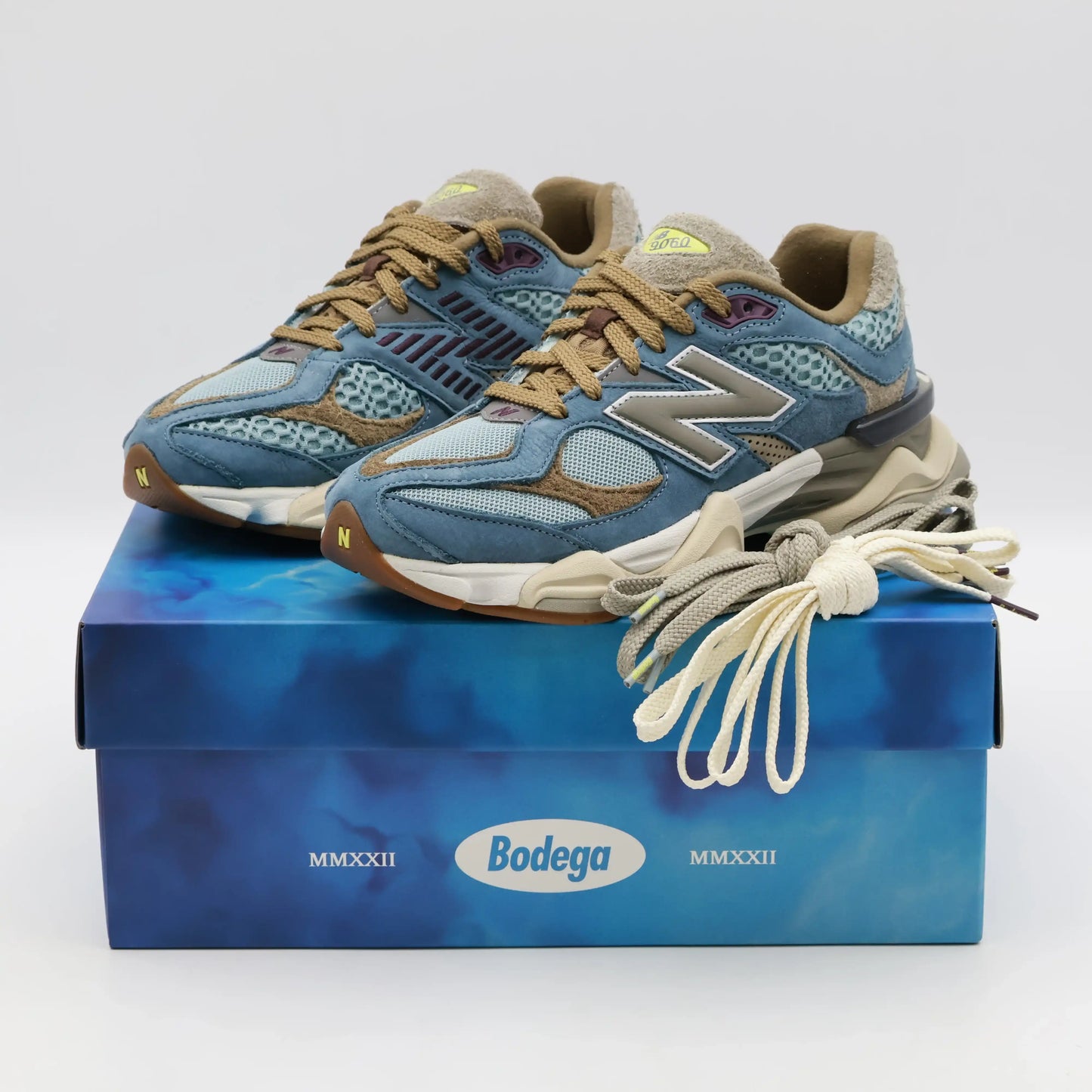 Tênis Azul Masculino New Balance 9060 Bodega Age of Discovery Par Visto em Cima da Caixa Azul Bodega