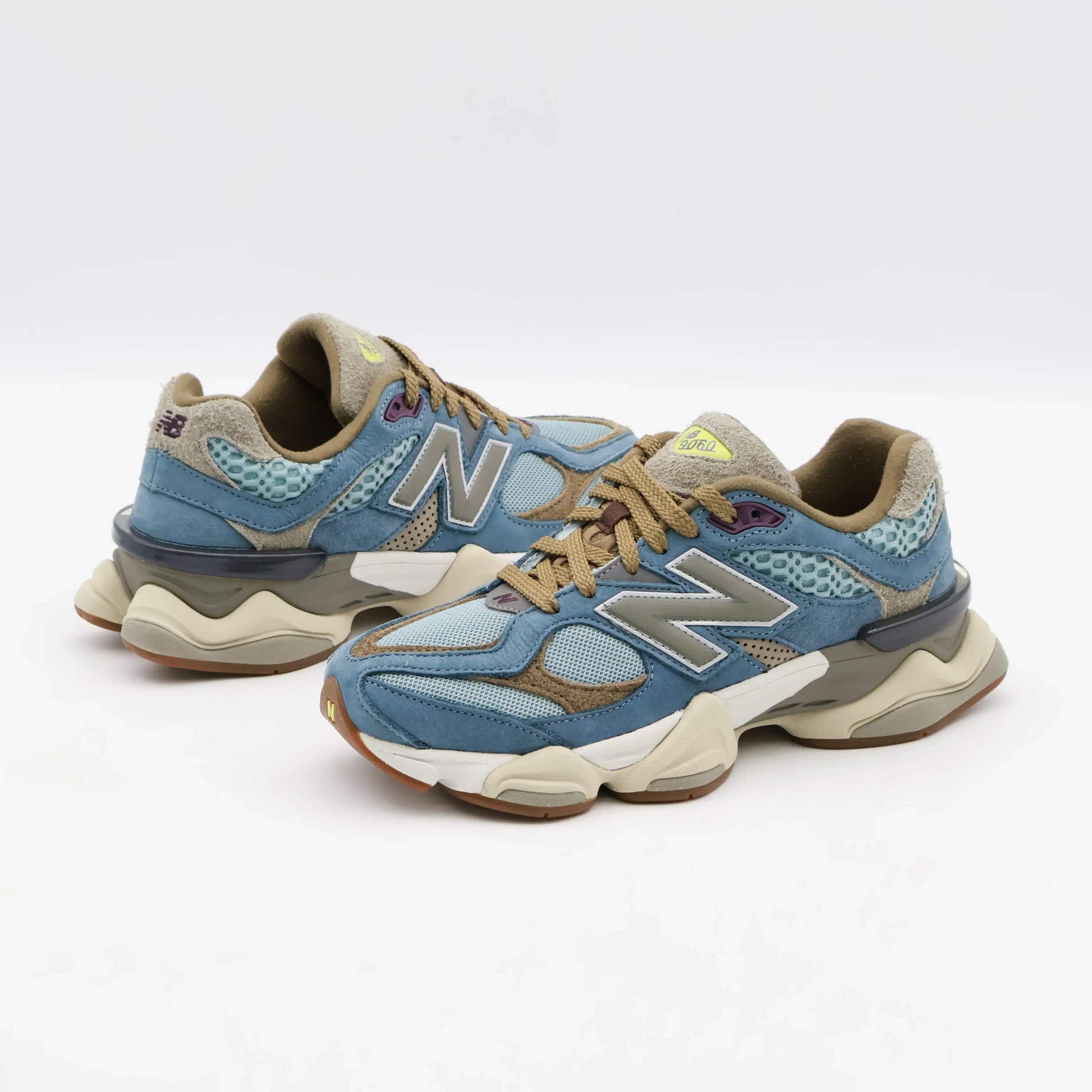 Tênis Azul Masculino New Balance 9060 Bodega Age of Discovery Par Visto de Lado