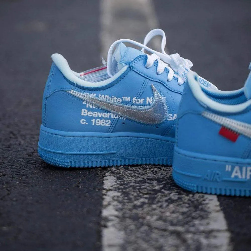 Tênis Azul Nike Air Force 1 Mca Blue Escritura Off White na Lateral do Tênis Azul