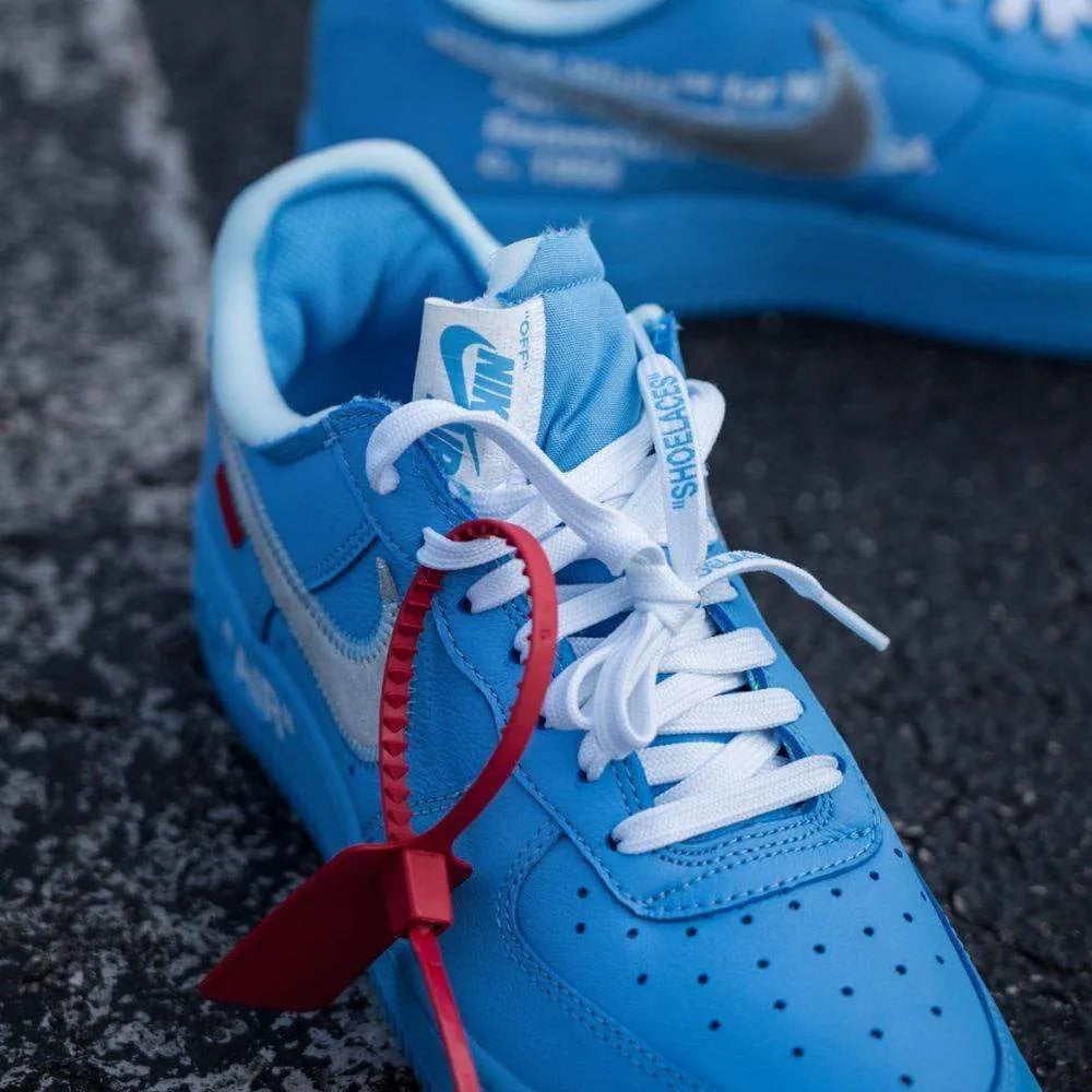Tênis Azul Nike Air Force 1 Mca Blue Parte Frontal com Lacre Vermelho