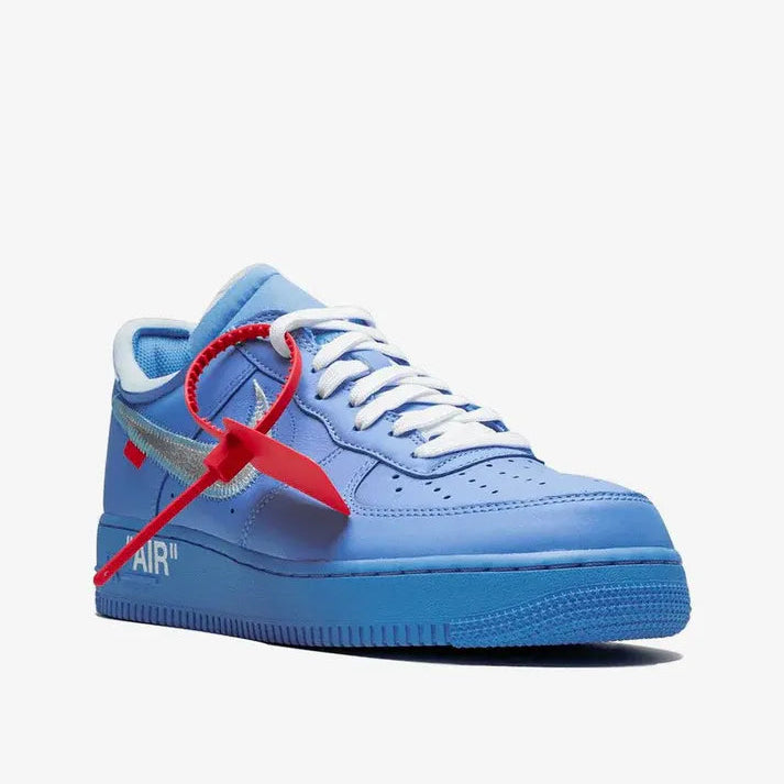 Tênis Azul Nike Air Force 1 Mca Blue Parte Lateral Mostrando o Lacre Vermelho