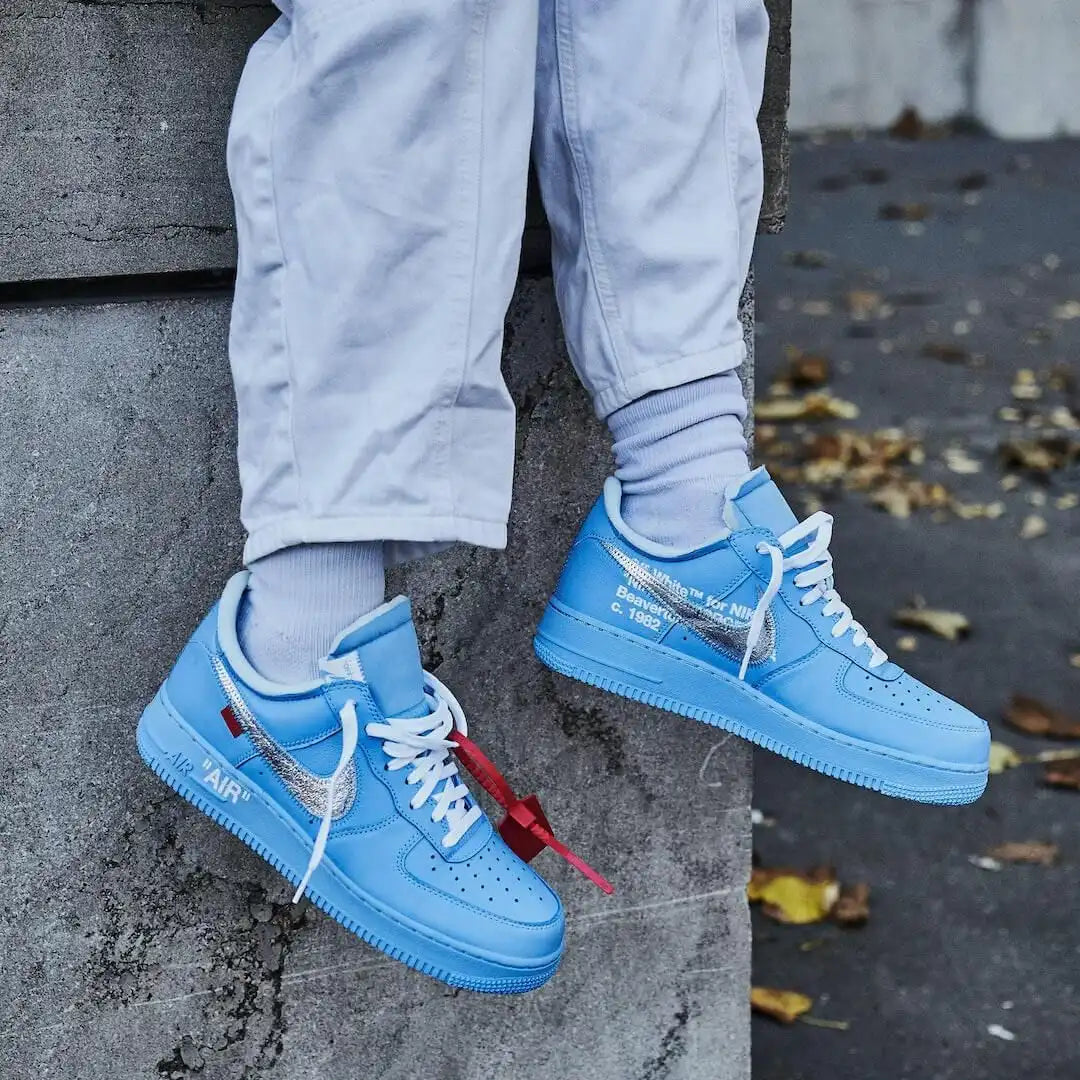 Tênis Azul Nike Air Force 1 Mca Blue Visto o Pe com Calca Jeans