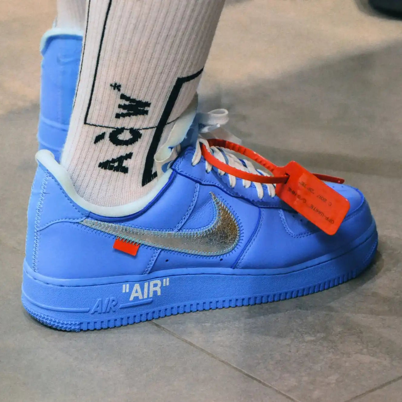 Tênis Azul Nike Air Force 1 Mca Blue Visto no Pe com Meia Branca
