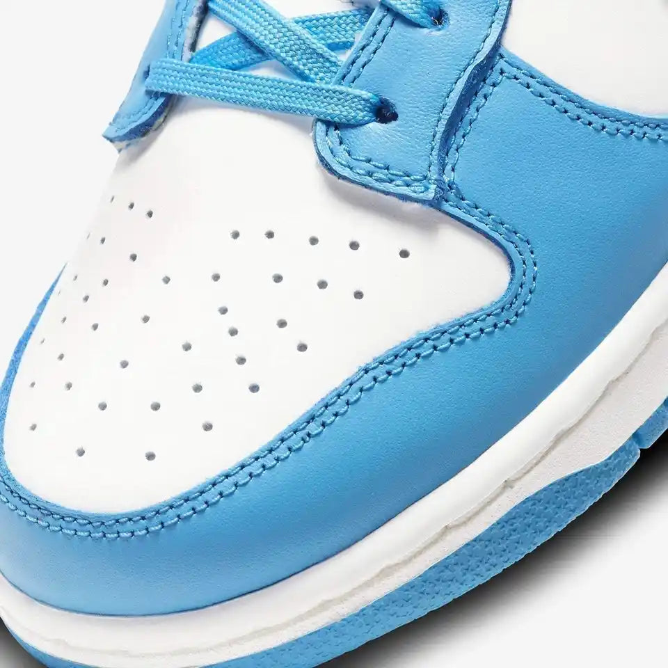 Tenis Azul Nike Visto de Lado Detalhes do Couro