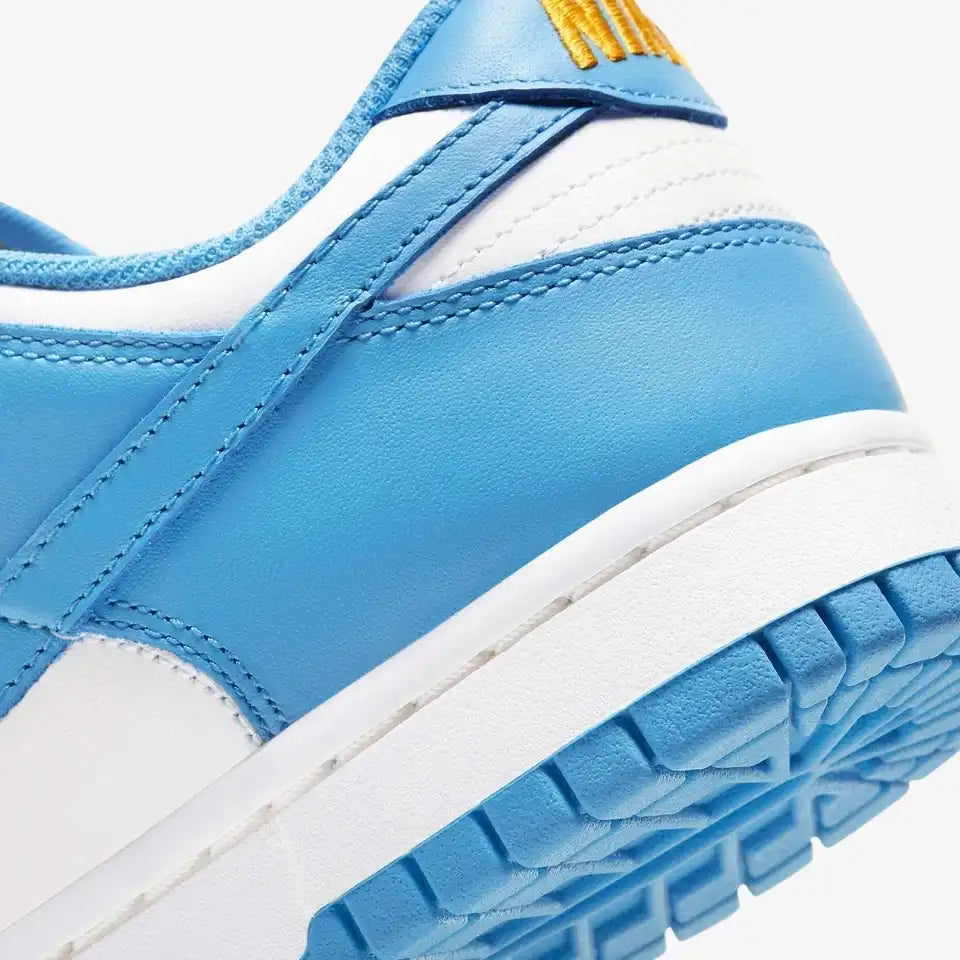 Tenis Azul Nike Visto de Lado Detalhes do Couro Traseiro