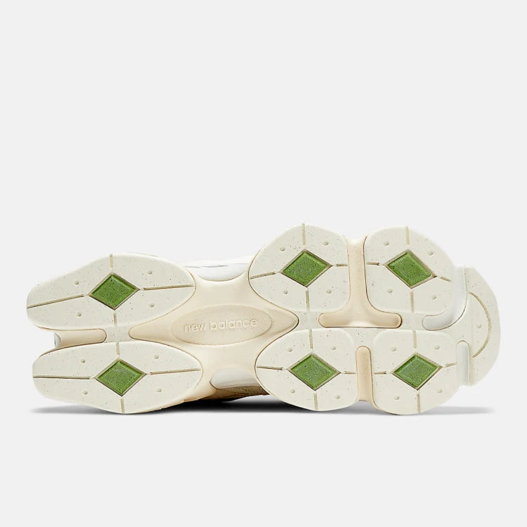 Tênis Bege New Balance 9060 Bricks & Wood Parte do Solado Branco com Verde