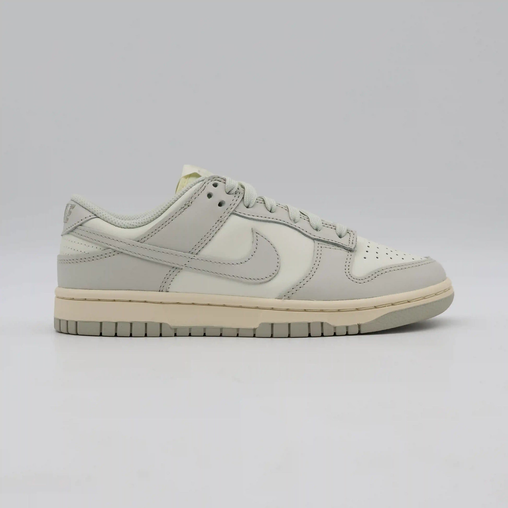 Tênis Bege Nike Dunk Low Light Bone Visto Pela Lateral