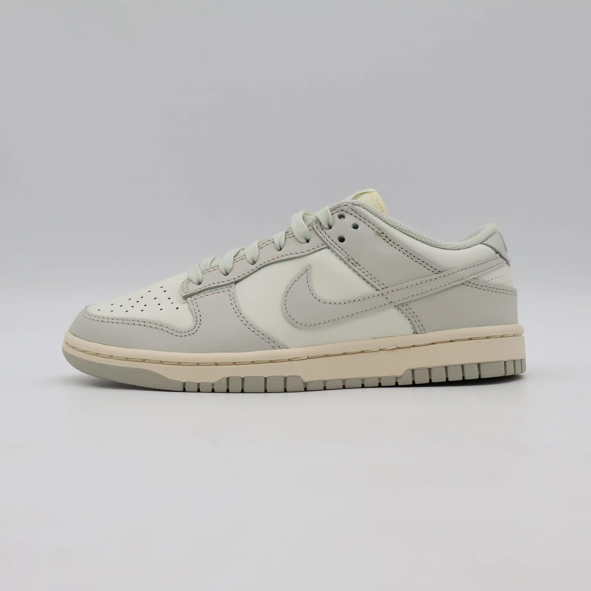 Tênis Bege Nike Dunk Low Light Bone Vista Lateral Externa