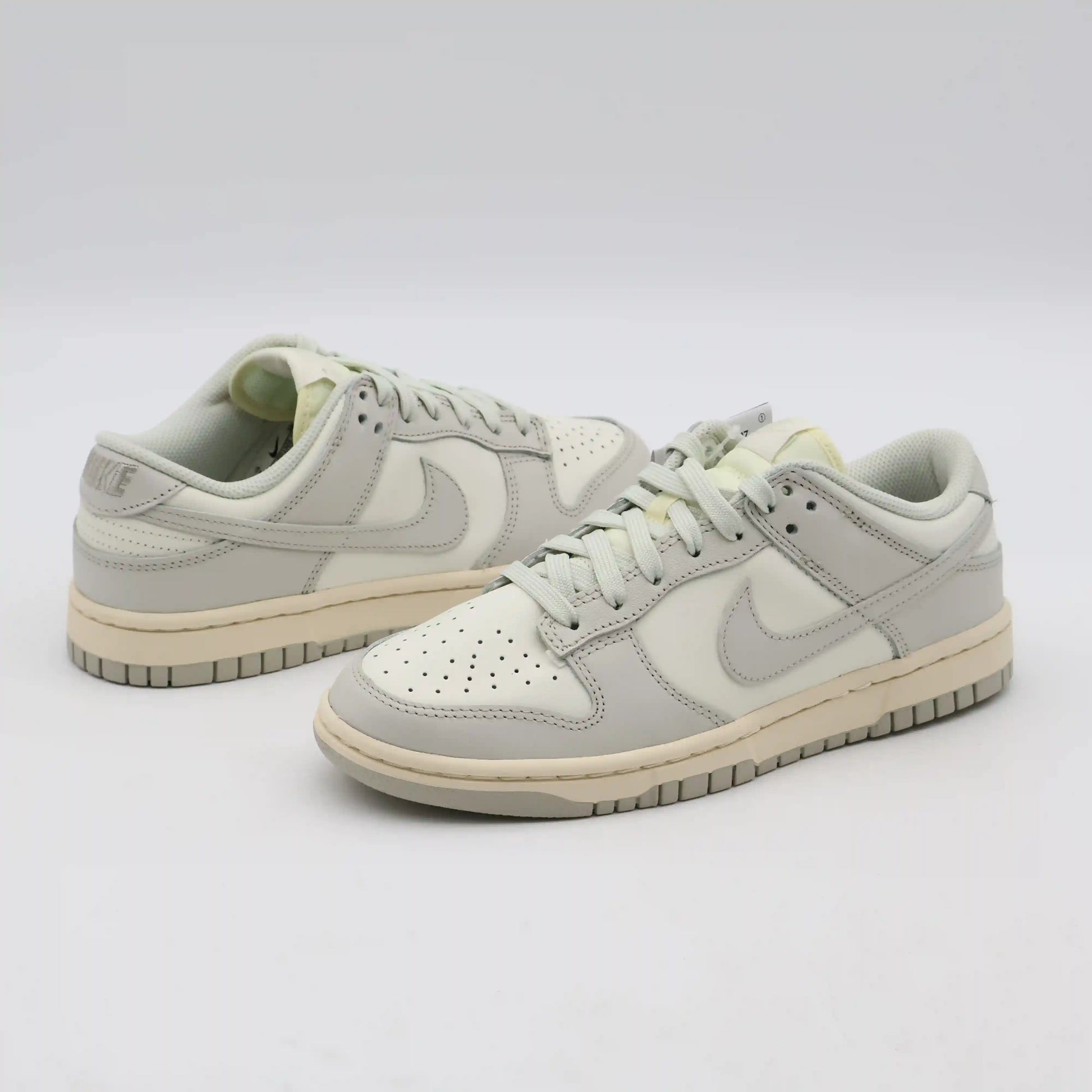 Tênis Bege Nike Dunk Low Light Bone Par Visto de Lado