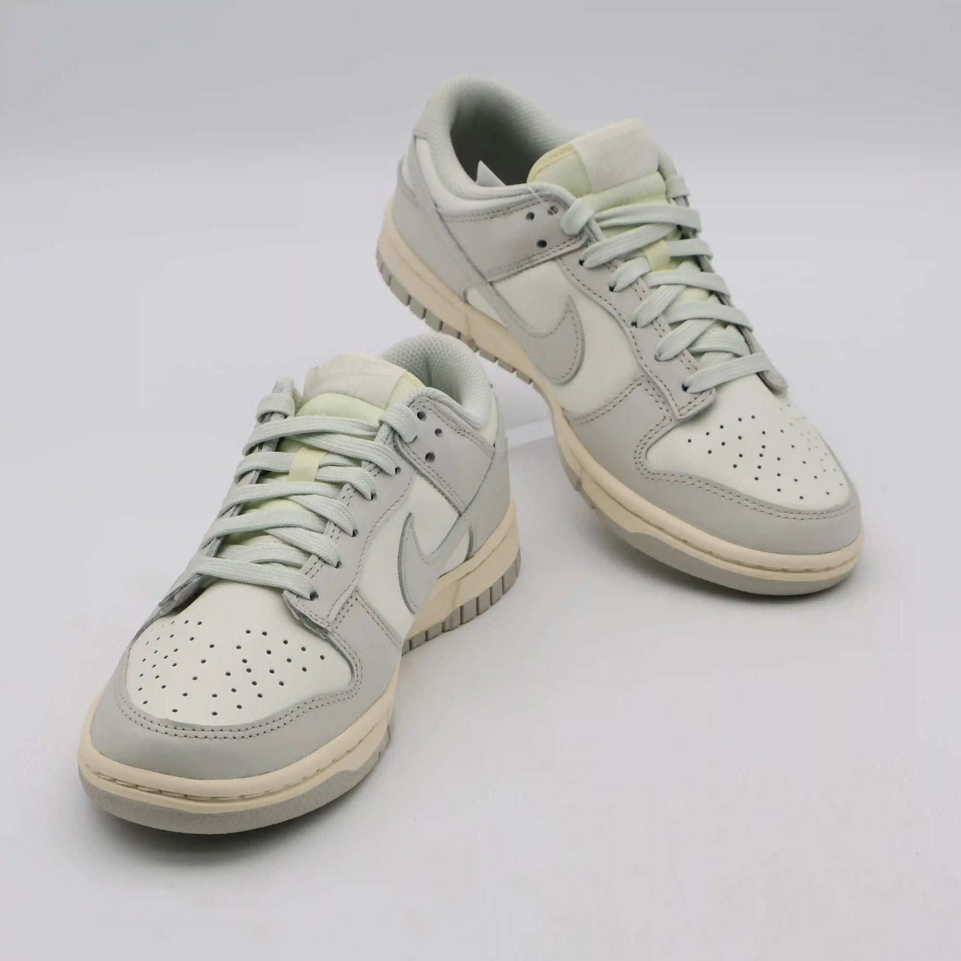 Tênis Bege Nike Dunk Low Light Bone Par Visto De Frente