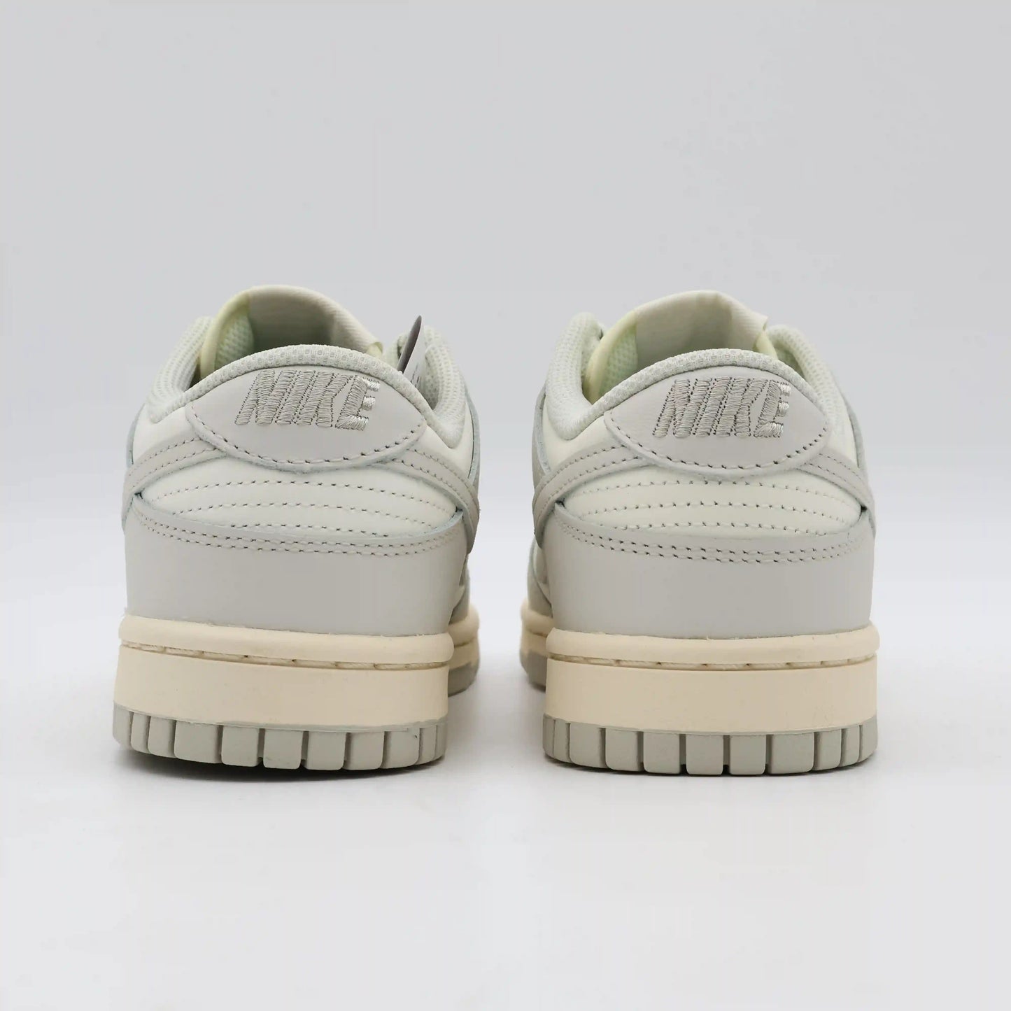 Tênis Bege Nike Dunk Low Light Bone Parte Traseira em Detalhes