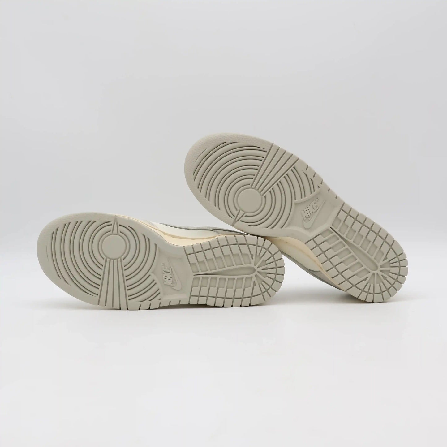 Tênis Bege Nike Dunk Low Light Bone Vista da Parte do Solado