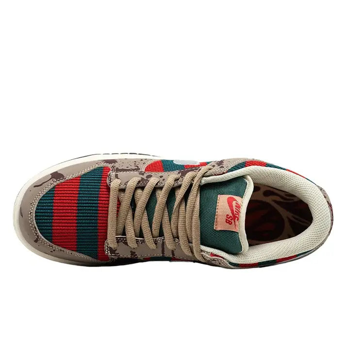 Tênis Bege Nike Dunk Low Freddy Krueger Visto por Cima pelo Lado