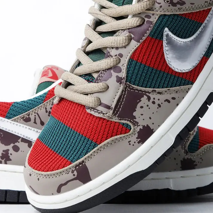 Tênis Bege Nike Dunk Low Freddy Krueger Detalhes do Tecido