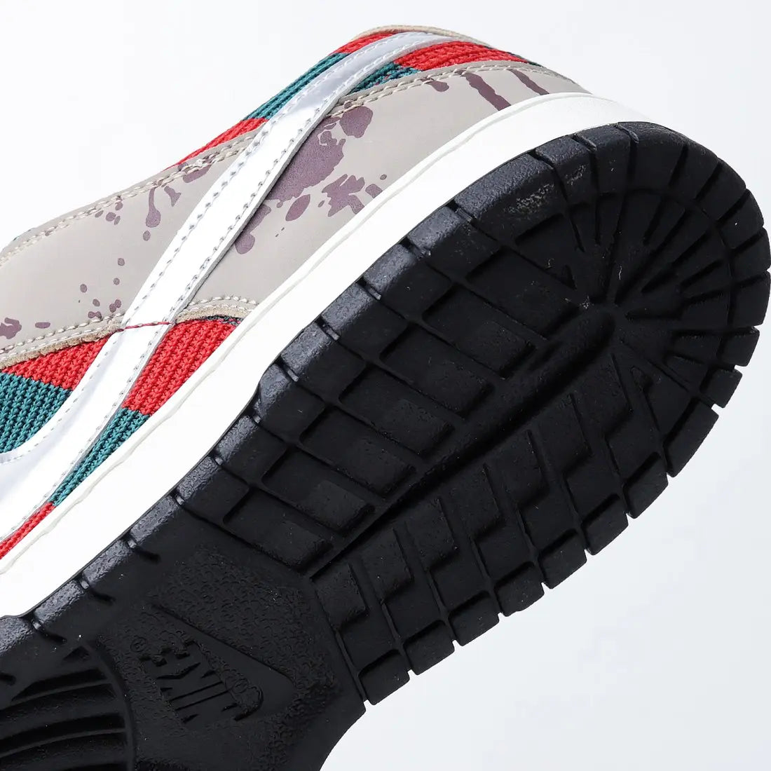 Tênis Bege Nike Dunk Low Freddy Krueger Vista dos Detalhes Traseiros