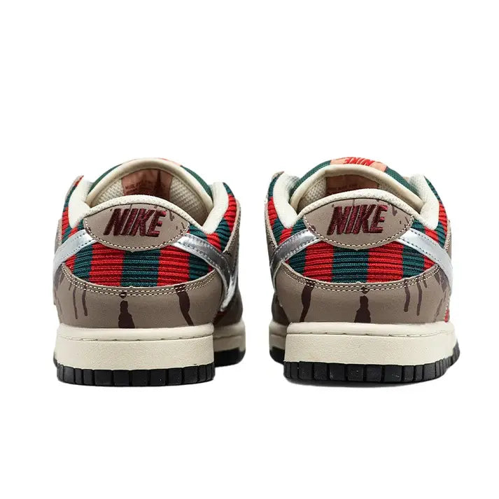 Tênis Bege Nike Dunk Low Freddy Krueger Vista da Parte Traseira