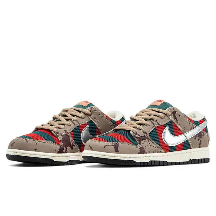 Tênis Bege Nike Dunk Low Freddy Krueger Par Visto de Frente